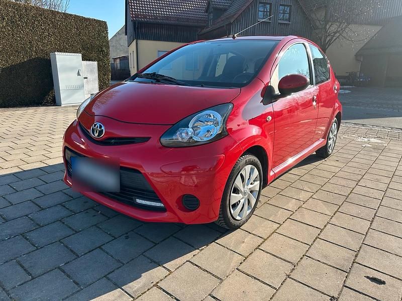 Gebraucht Toyota Aygo 68 PS (50 kW) 2012 Rot Kleinwagen