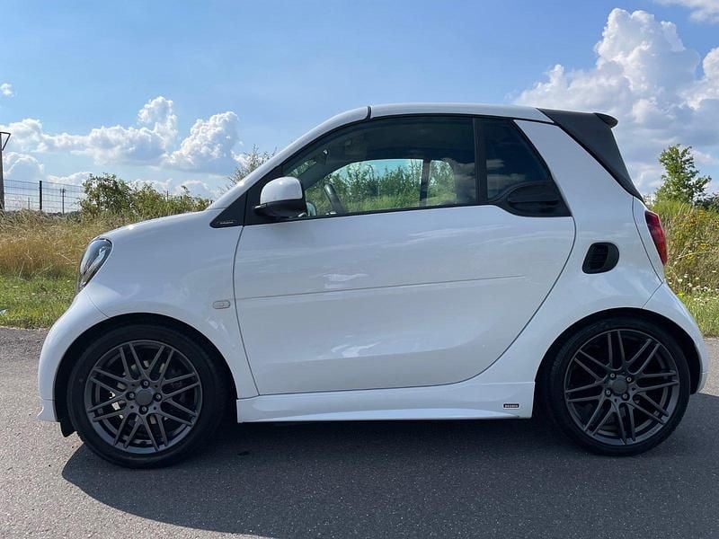 Weiß Gebraucht 2017 Smart ForTwo Cabrio Brabus Cabrio | 21.500 € (Fairer Preis) - Bild 1/4
