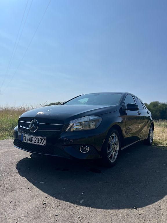 Schwarz Gebraucht 2014 Mercedes A200 AMG line Limousine | 13.800 € (Fairer Preis) - Bild 1/4