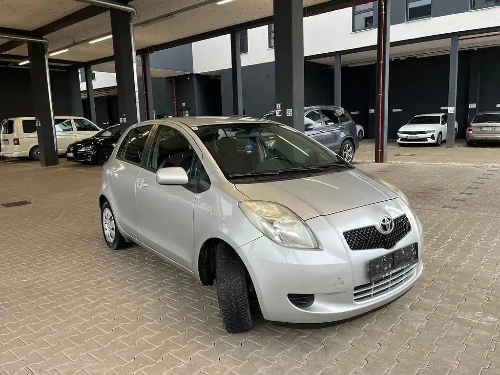 Gebraucht Toyota Yaris Basis 69 PS (50 kW) 2006 Silber Limousine