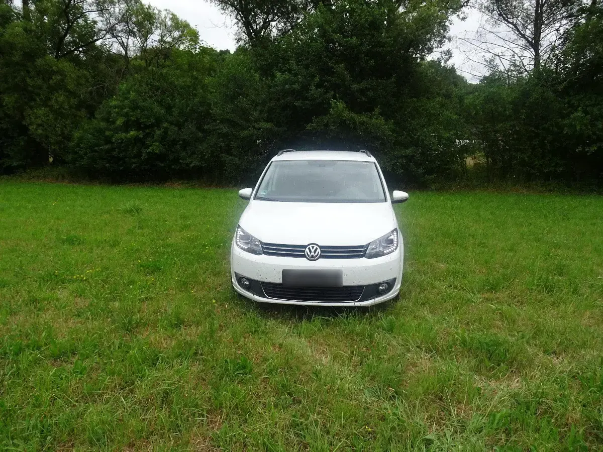 Gebraucht VW Touran Comfortline 105 PS (77 kW) 2014 Weiß Van / Kleinbus
