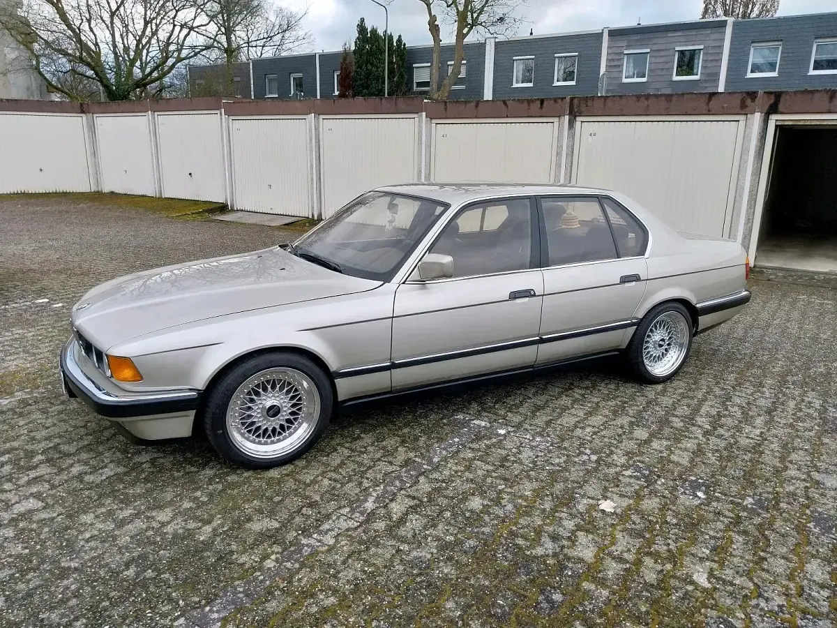 Gebraucht BMW 735 211 PS (155 kW) 1987 Gold Limousine