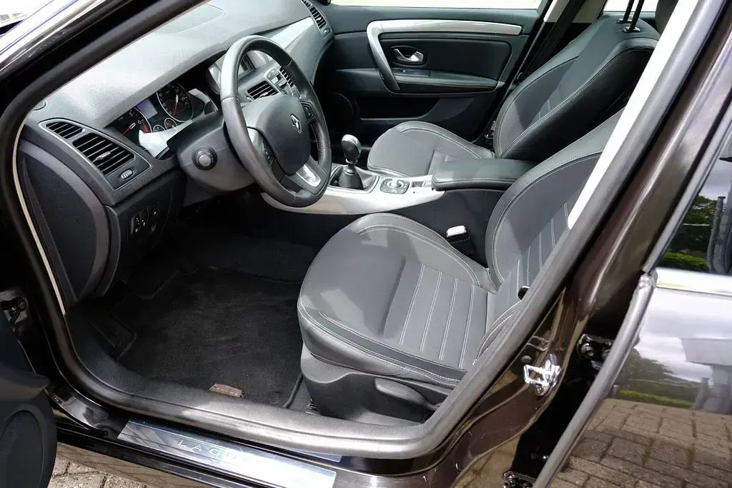 Gebraucht Renault Laguna III Expression 140 PS (102 kW) 2011 Schwarz Limousine
