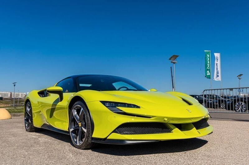 Grün Gebraucht 2022 Ferrari SF90 Cabrio | 700.000 € - Bild 1/4
