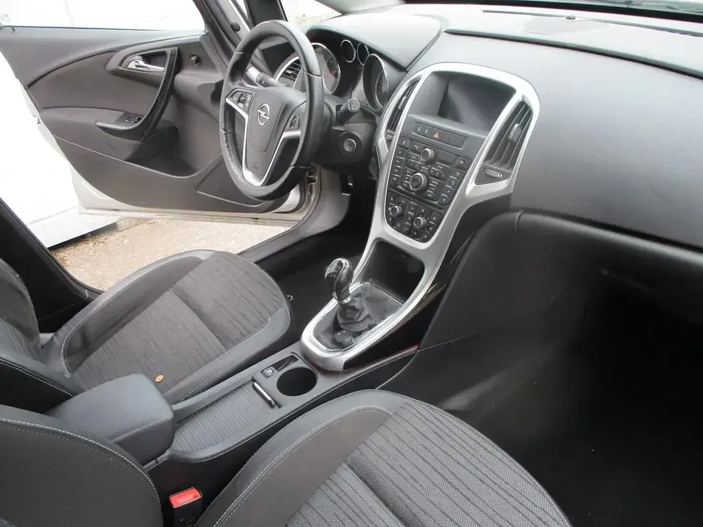 Second-hand Opel Astra 136 CP (100 kW) 2015 Argintiu Berlinǎ