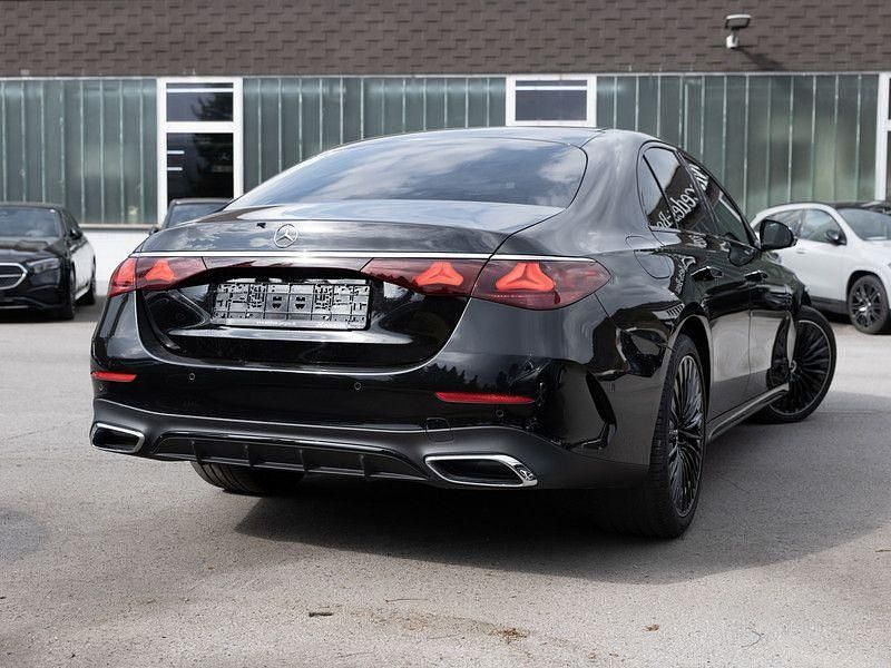 Gebraucht Mercedes E200 AMG 204 PS (150 kW) 2024 Schwarz obsidianschwarz metall Limousine