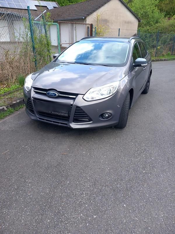 Silber Gebraucht 2011 Ford Focus Kombi | 6.600 € (Teuer) - Bild 1/4