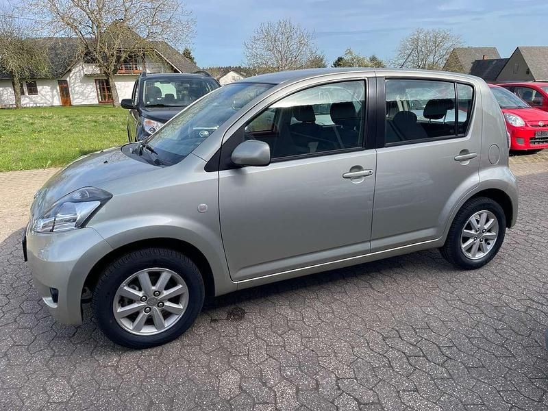 Gebraucht Daihatsu Sirion 91 PS (66 kW) 2011 Champagner perleffekt Kleinwagen