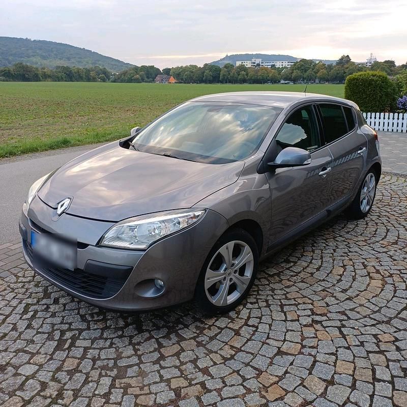 Grau Gebraucht 2010 Renault Mégane III Limousine | 3.500 € (Guter Preis) - Bild 1/4
