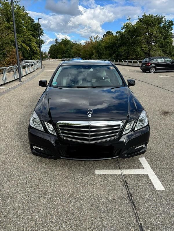 Schwarz Gebraucht 2009 Mercedes E250 Limousine | 14.300 € (Fairer Preis) - Bild 1/4