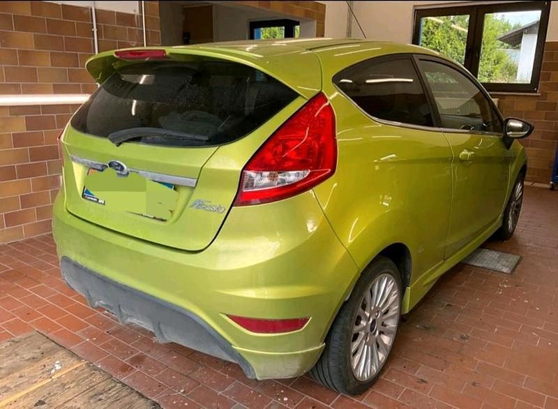 Gebraucht Ford Fiesta Titanium 97 PS (71 kW) 2011 Grün Kleinwagen
