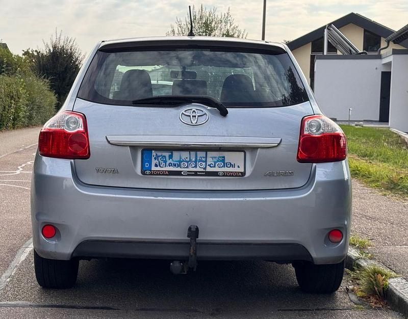Silber Gebraucht 2010 Toyota Auris Executive Limousine | 3.000 € (Superpreis) - Bild 1/4