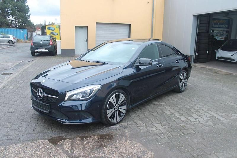 Gebraucht Mercedes CLA220 Night 184 PS (135 kW) 2018 Blau Limousine