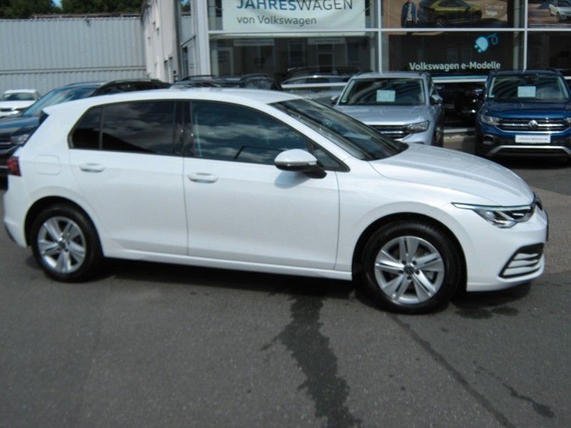 Second-hand VW Golf VIII Life 131 CP (96 kW) 2021 Alb Berlinǎ