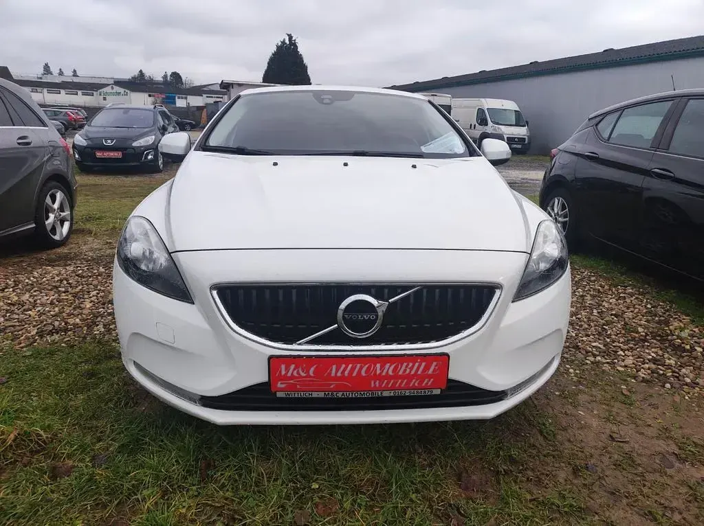 Gebraucht Volvo V40 Kinetic 120 PS (88 kW) 2019 Weiß Limousine