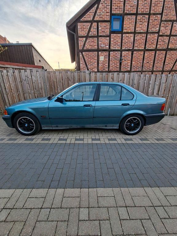 Usado BMW 316 Basis 102 HP (75 kW) 1995 Verde Sedan