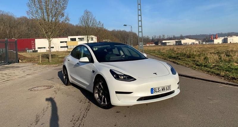 Weiß Gebraucht 2021 Tesla Model 3 Standard Range Plus Limousine | 22.500 € (Fairer Preis) - Bild 1/4