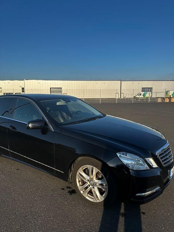 Gebraucht Mercedes E300 Avantgarde 252 PS (185 kW) 2012 Schwarz Limousine