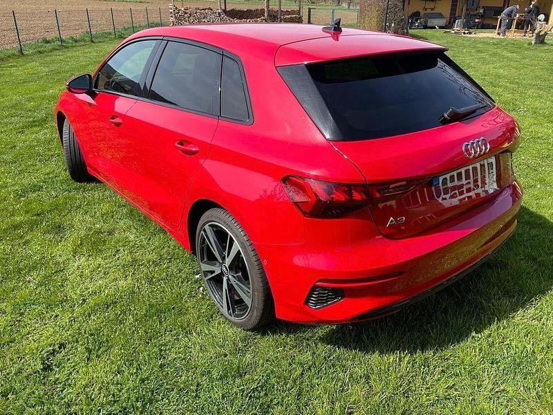 Gebraucht Audi A3 Ambiente 150 PS (110 kW) 2021 Rot Limousine