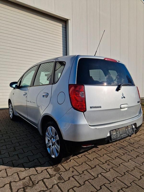 Gebraucht Mitsubishi Colt Invite 95 PS (69 kW) 2009 Silber Kleinwagen