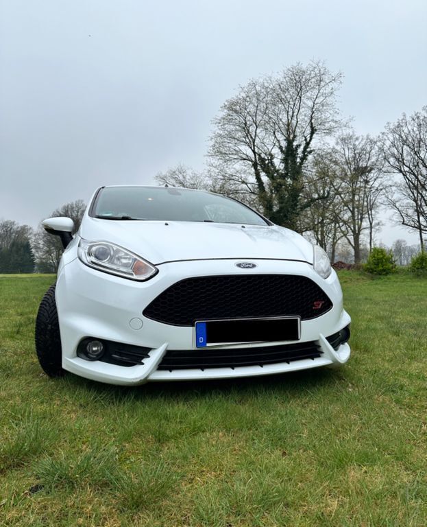 Weiß Gebraucht 2013 Ford Fiesta ST Kleinwagen | 8.200 € (Fairer Preis) - Bild 1/4