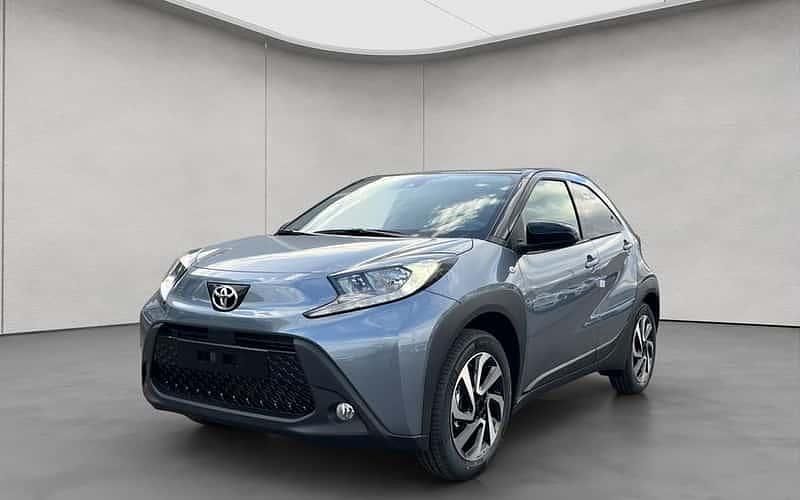 Grau Neu 2025 Toyota Aygo X Play SUV | 20.740 € - Bild 1/4