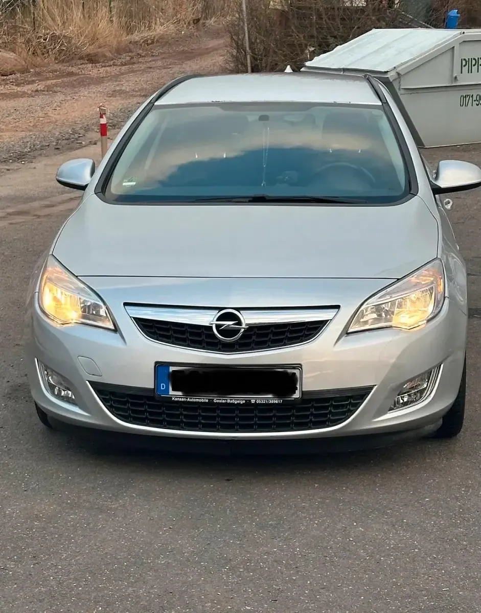 Gebraucht Opel Astra 95 PS (69 kW) 2011 Silber Kombi