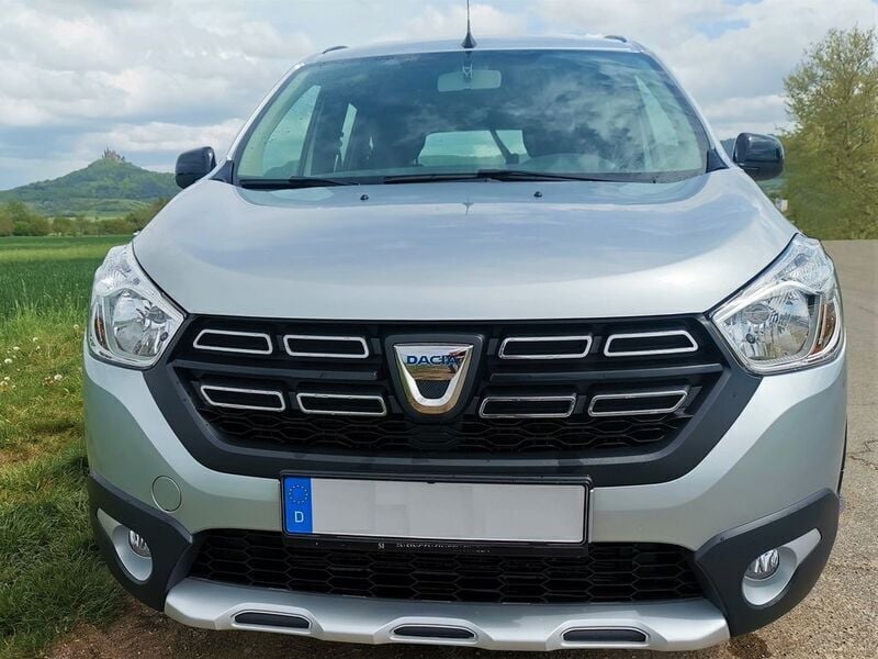 Silber Gebraucht 2021 Dacia Lodgy Stepway Van / Kleinbus | 16.900 € (Etwas zu teuer) - Bild 1/4