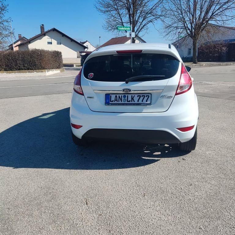 Gebraucht Ford Fiesta Trend 101 PS (74 kW) 2015 Weiß Kleinwagen