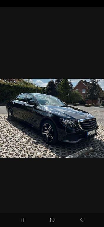 Schwarz Gebraucht 2017 Mercedes E220 Limousine | 19.999 € (Guter Preis) - Bild 1/4