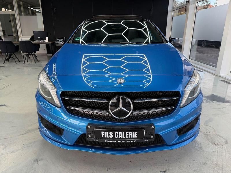 Blau Gebraucht 2014 Mercedes A200 AMG line Limousine | 12.980 € (Fairer Preis) - Bild 1/4