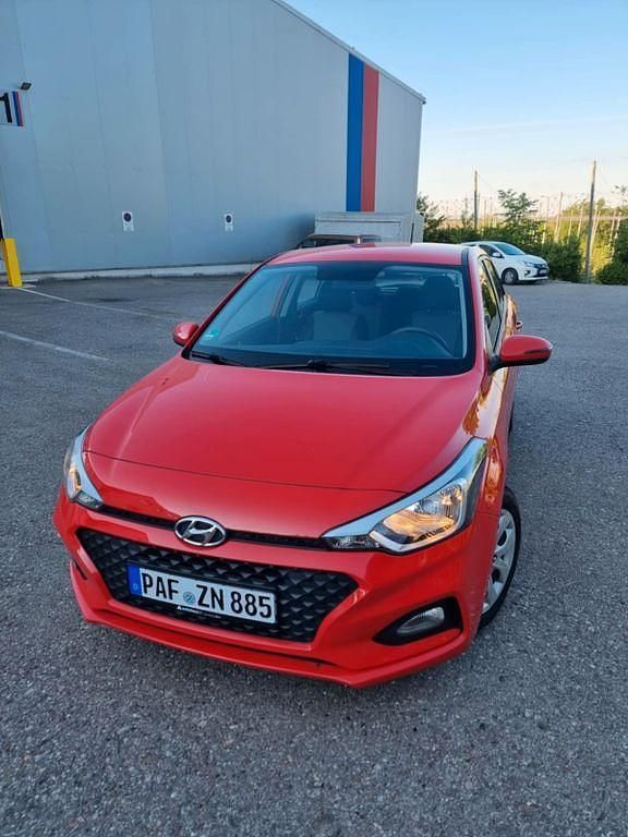 Rot Gebraucht 2020 Hyundai i20 Select Limousine | 9.000 € (Superpreis) - Bild 1/4