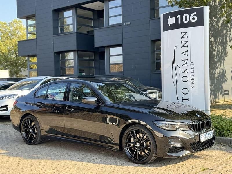 Black sapphire metallic Gebraucht 2022 BMW 330e M Sport Limousine | 29.950 € (Guter Preis) - Bild 1/3