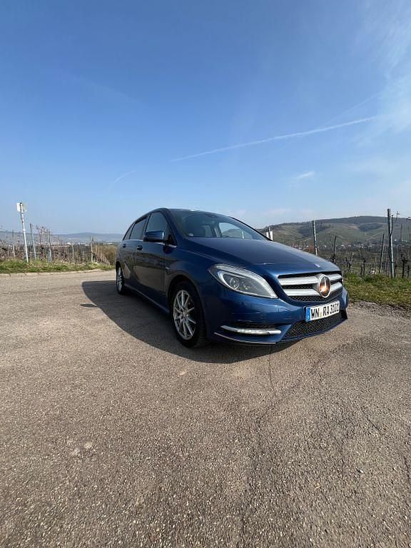 Gebraucht Mercedes B200 156 PS (114 kW) 2012 Blau Van / Kleinbus