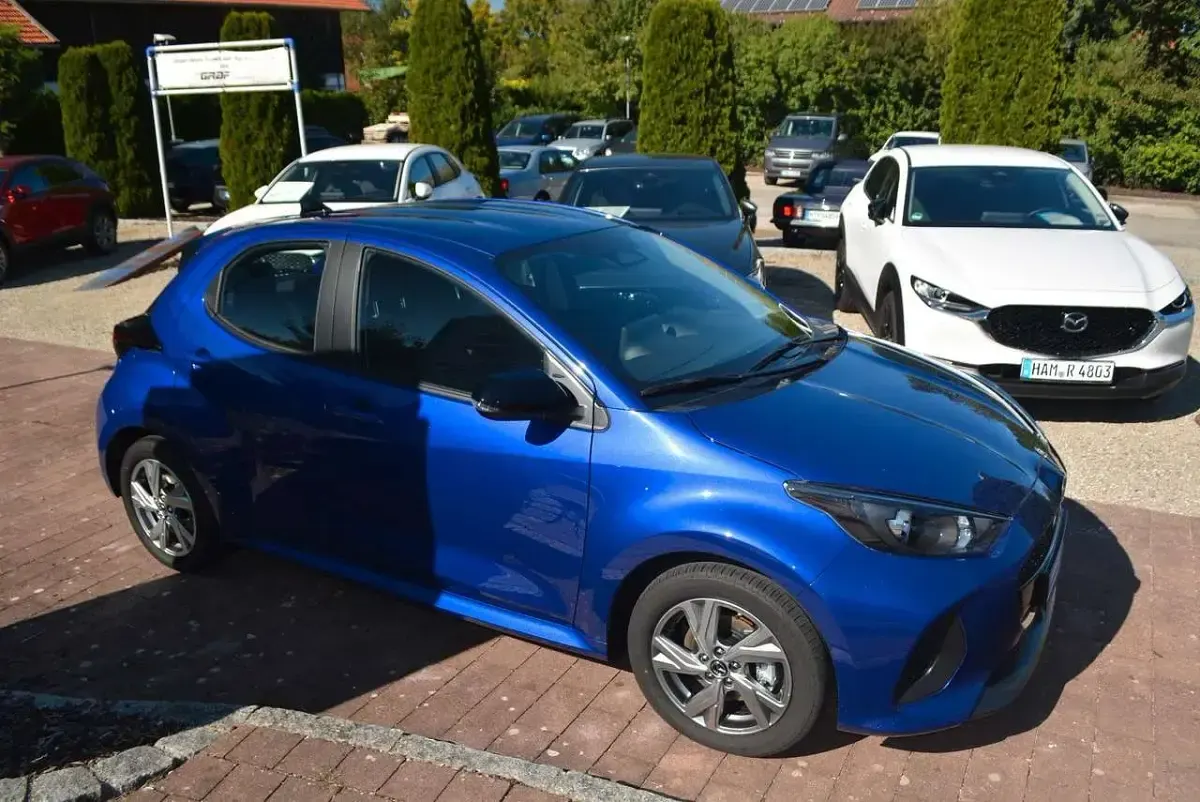 Neu Mazda 2 Exclusive-Line 92 PS (67 kW) 2025 Blau Limousine