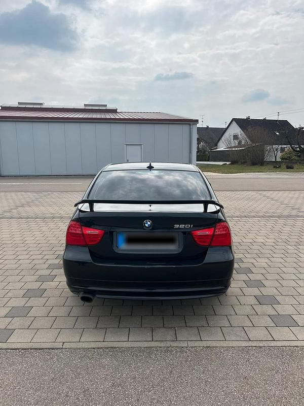 Gebraucht BMW 320 170 PS (125 kW) 2009 Schwarz Limousine