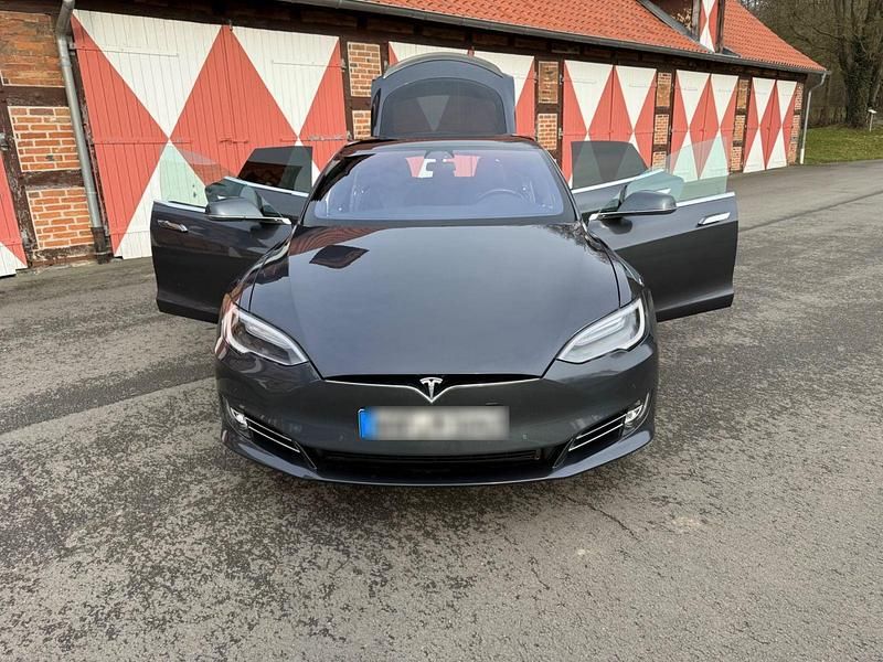Grau Gebraucht 2017 Tesla Model S Kleinwagen | 25.000 € (Fairer Preis) - Bild 1/4