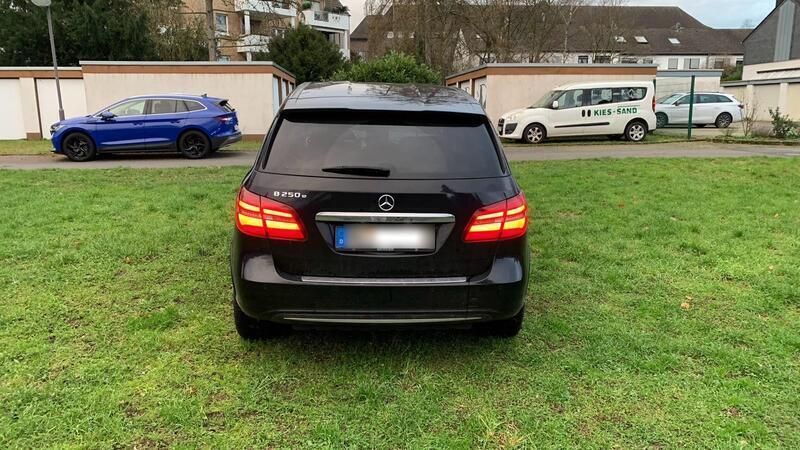 Gebraucht Mercedes B250e 131 kW (179 PS) 2017 Schwarz Van / Kleinbus