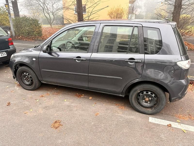 Grau Gebraucht 2000 Mazda 2 Kleinwagen | 1.100 € - Bild 1/1