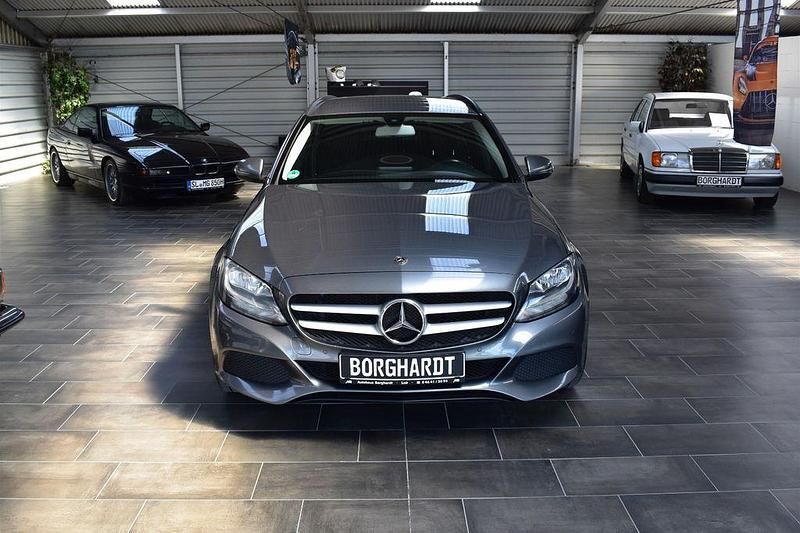 Grau Gebraucht 2017 Mercedes C180 Limousine | 11.490 € (Guter Preis) - Bild 1/4