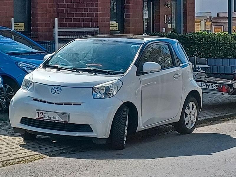Gebraucht Toyota iQ 68 PS (50 kW) 2011 Weiß Kleinwagen