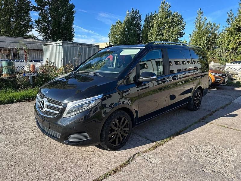 Schwarz Gebraucht 2015 Mercedes V250 Edition Van / Kleinbus | 25.585 € - Bild 1/4