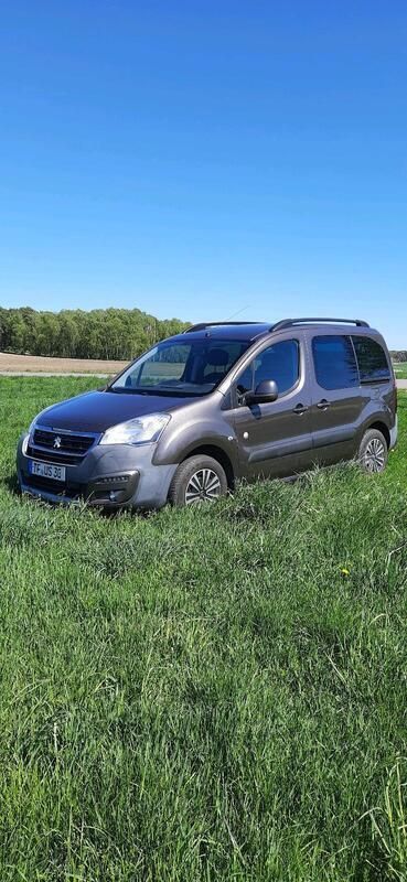 Gebraucht 2015 Peugeot Partner Tepee Outdoor Van / Kleinbus | 8.300 € (Fairer Preis) - Bild 1/4