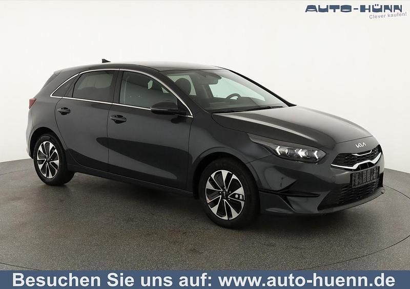 Yucca stahlgrau metallic Neu 2025 Kia Ceed Limousine | 24.995 € (Fairer Preis) - Bild 1/4