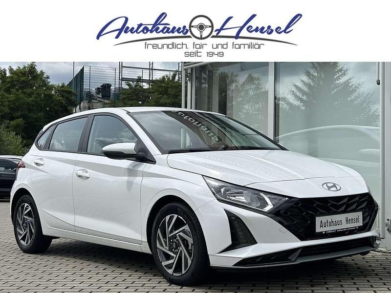 Atlas white Gebraucht 2023 Hyundai i20 Comfort Kleinwagen | 19.990 € (Fairer Preis) - Bild 1/4