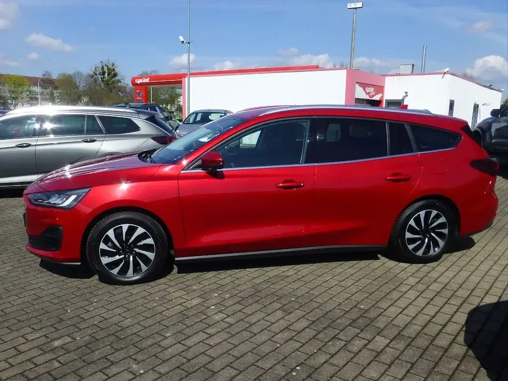 Gebraucht Ford Focus Titanium 125 PS (91 kW) 2024 Rot Limousine
