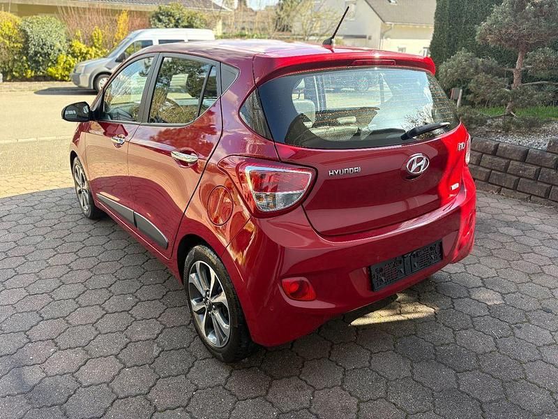 Gebraucht Hyundai i10 Style 87 PS (63 kW) 2015 Rot Kleinwagen