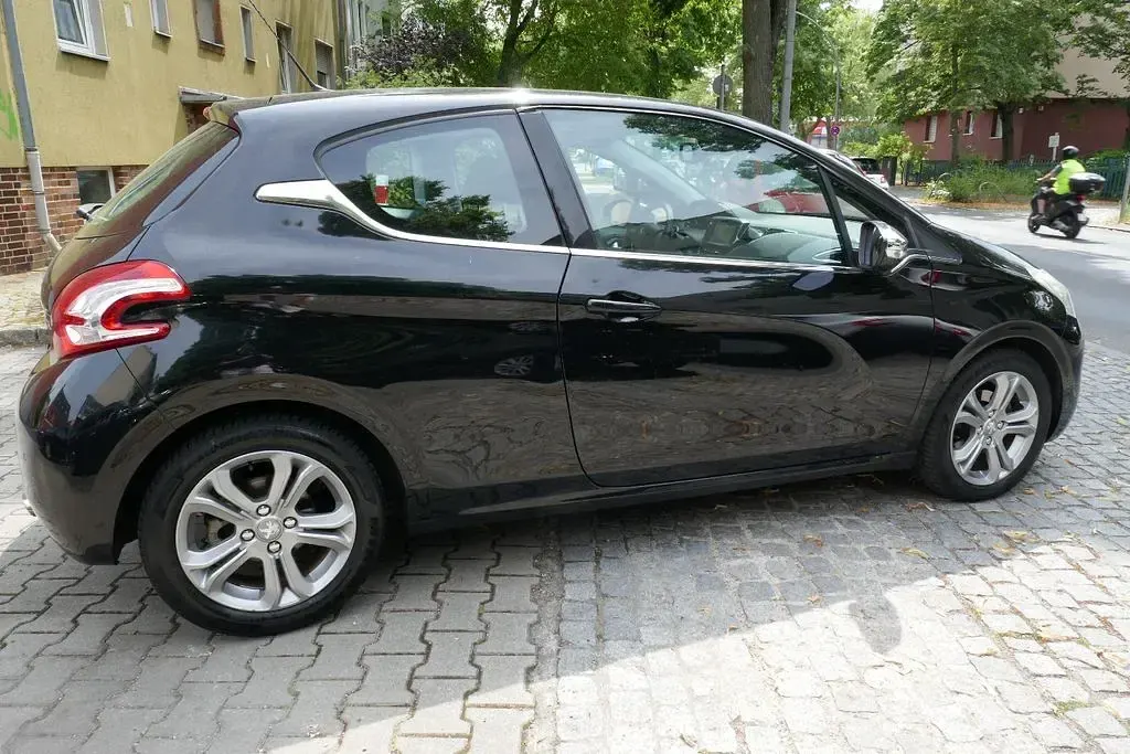 Gebraucht Peugeot 208 Allure 120 PS (88 kW) 2015 Schwarz Kleinwagen