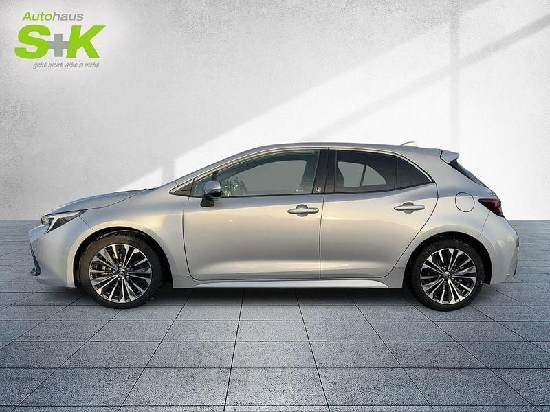 Gebraucht Toyota Corolla Basis 140 PS (102 kW) 2024 Shimmering silver Limousine