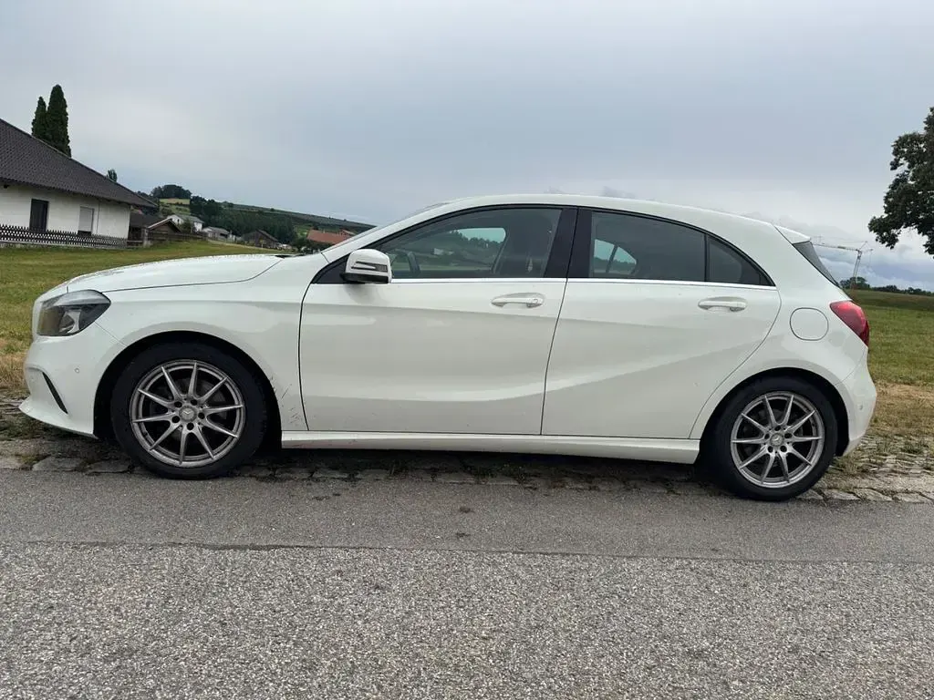 Gebraucht Mercedes A180 122 PS (89 kW) 2016 Calcitweiss/zirrusweiss Kleinwagen
